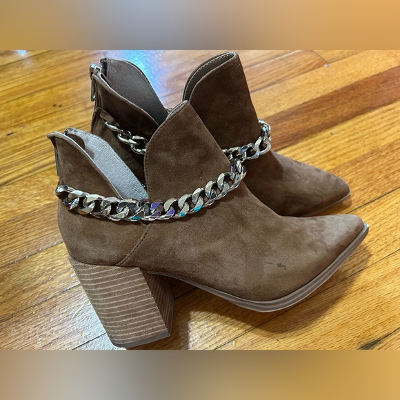 Steve Madden Cedar Suede Booties Chain Pointed Toe Brown Sz 7.5 Women’s - Picture 1 of 11